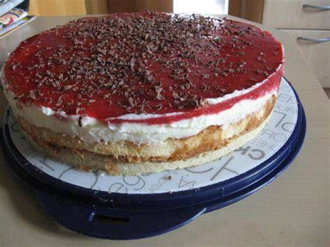 Kirsch-Schokoladen-Torte mit laktosefreier Sahne und fruchtigem Guss