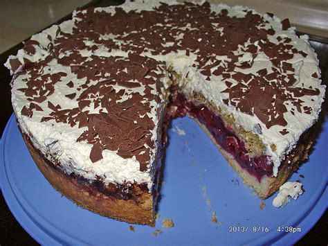Kirsch-Streuselkuchen mit Sahne als Serviervorschlag