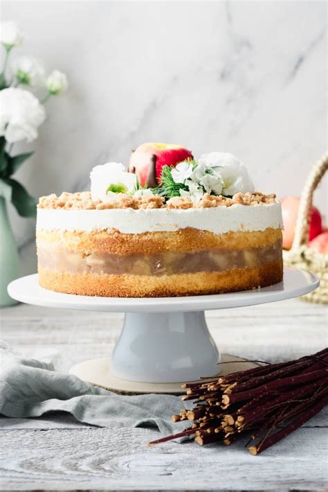 Kirsch-Streuselkuchen mit Vanillecreme und Zimtstreuseln