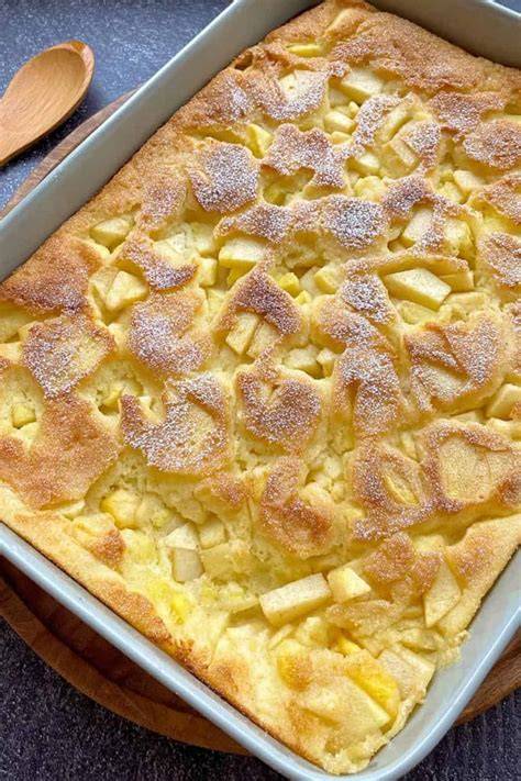 Kirschauflauf frisch aus dem Ofen, goldbraun und mit Puderzucker bestäubt