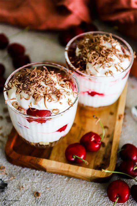 Kirschdessert im Glas mit Schichtaufbau
