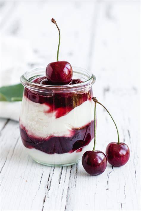Kirschdessert mit Krokant im Glas