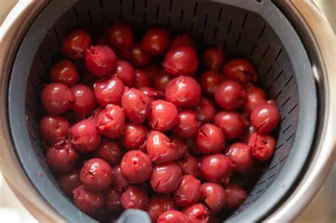 Kirschen abtropfen lassen im Sieb