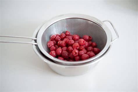 Kirschen abtropfen lassen in einem Sieb