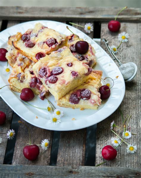 Kirschen auf Puddingkuchen