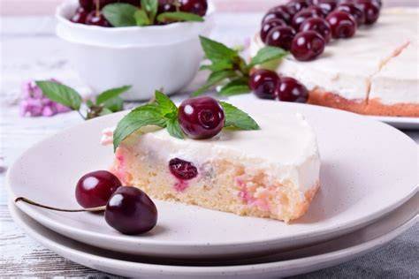 Kirschen auf Sahnecreme mit rotem Tortenguss