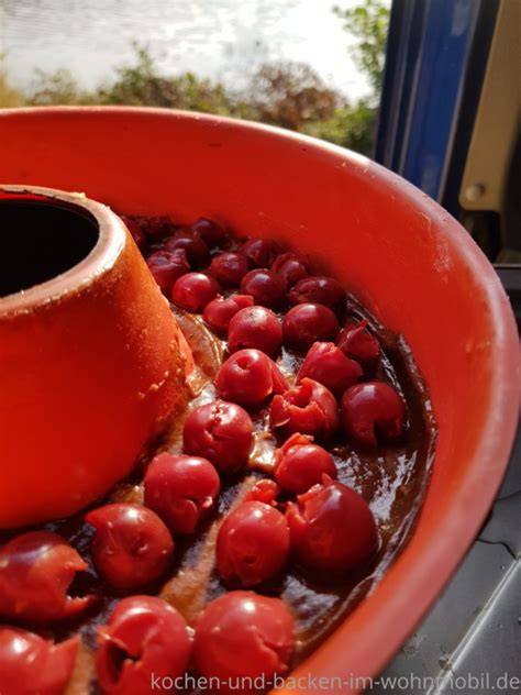 Kirschen auf Schokoteig vor dem Backen