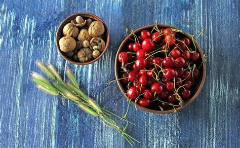 Kirschen und Holunderbeeren in einer Schüssel