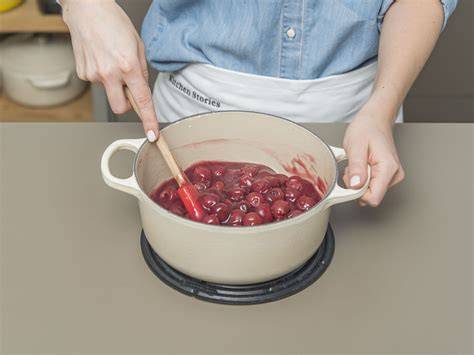 Kirschfüllung in einem Topf beim Einkochen