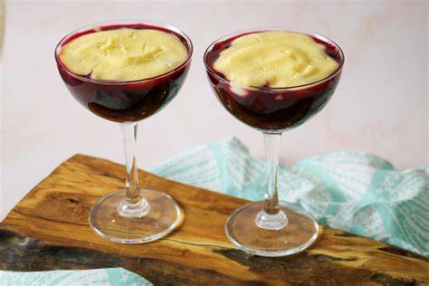 Kirschgrütze mit Vanillesauce im Dessertglas