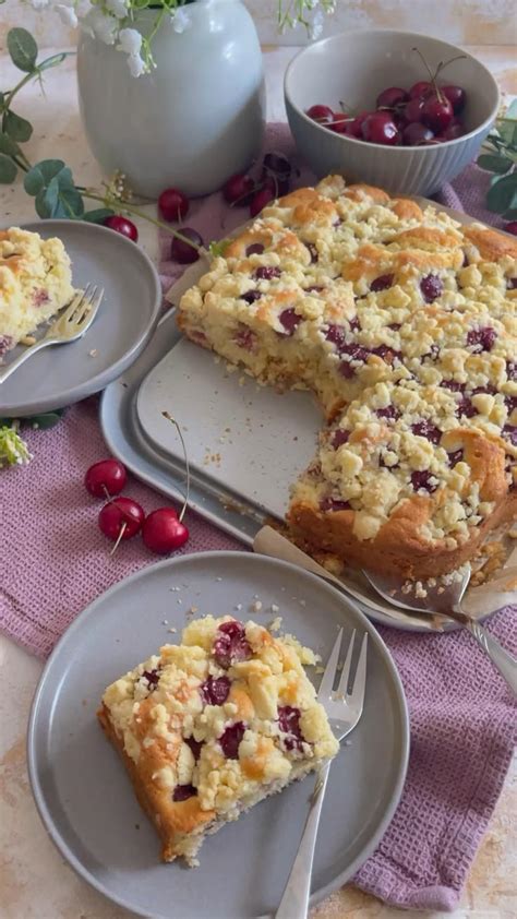 Kirschkuchen Zutaten auf einem Tisch arrangiert