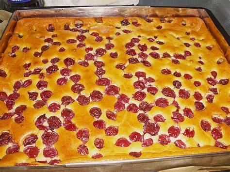 Kirschkuchen auf einem Blech, angeschnitten
