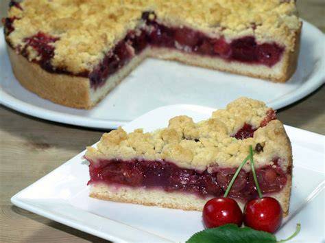 Kirschkuchen in Springform mit Kirschen auf dem Teig