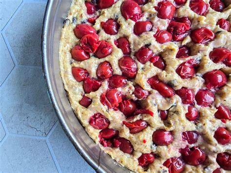 Kirschkuchen in der Springform, frisch gebacken