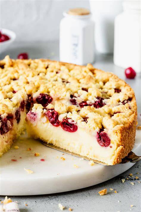 Kirschkuchen mit Pudding, angeschnitten, im Querschnitt