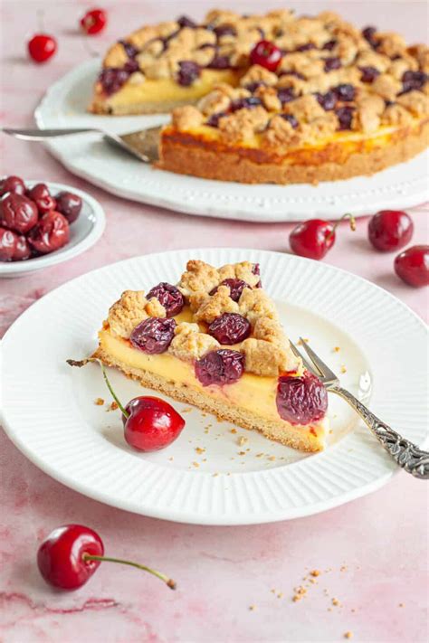 Kirschkuchen mit Pudding und Streuseln auf einem Teller