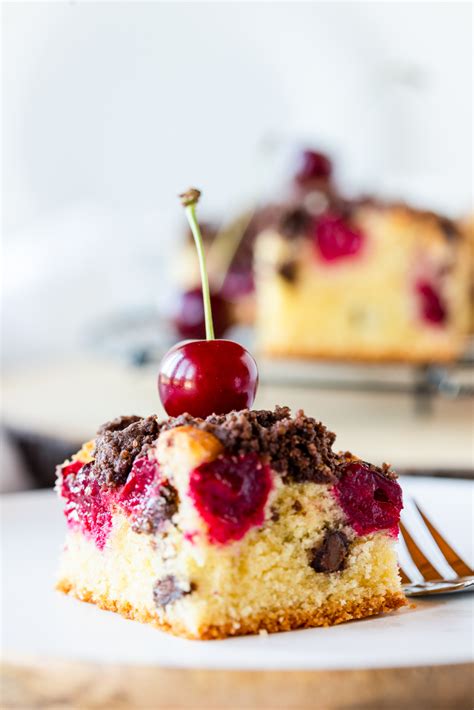 Kirschkuchen mit Schokostreuseln und Puderzucker