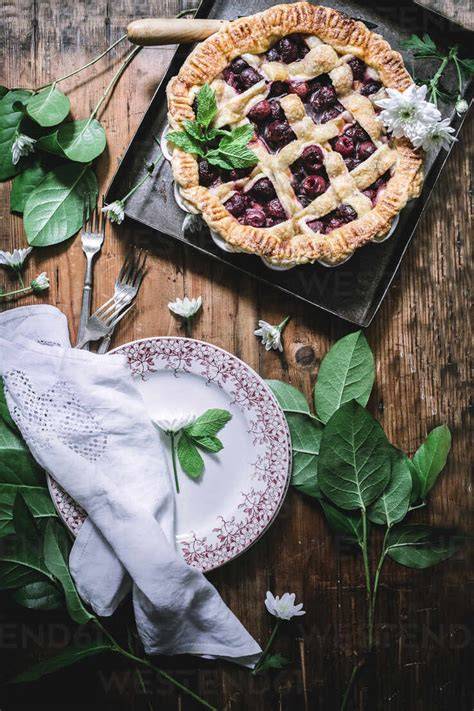 Kirschkuchen mit Streusel, serviert auf einem rustikalen Tisch