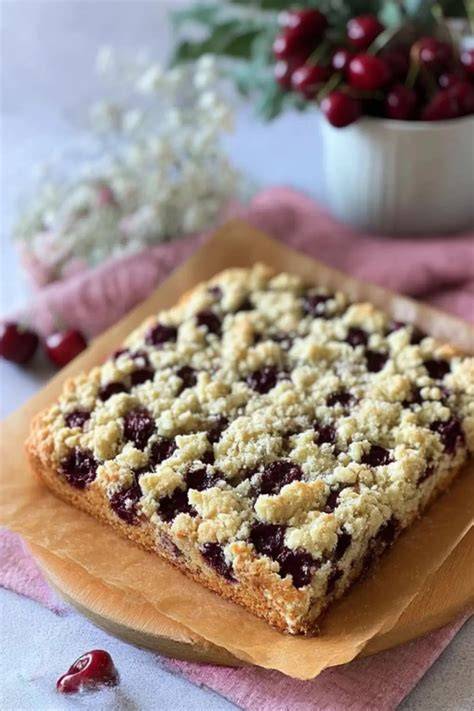 Kirschkuchen mit Streuseln auf Blech
