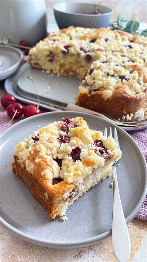 Kirschkuchen mit Vanilleschlagsahne serviert