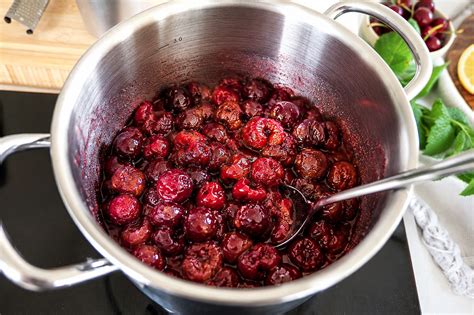 Kirschmarmelade aufkochen und einfüllen