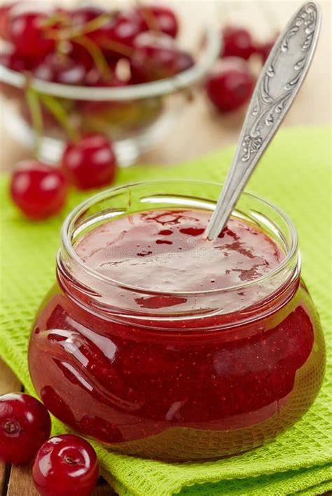 Kirschmarmelade im Glas und Löffel