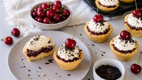 Kirschmuffins mit Streuseln und Zimt