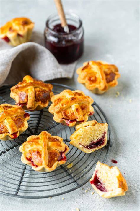 Kirschstreusel-Muffins auf einem Kuchengitter