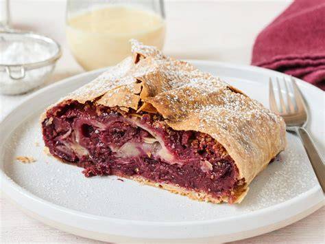 Kirschstrudel aufgeschnitten, Füllung sichtbar
