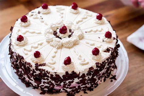 Kirschtorte mit Sahnetupfen