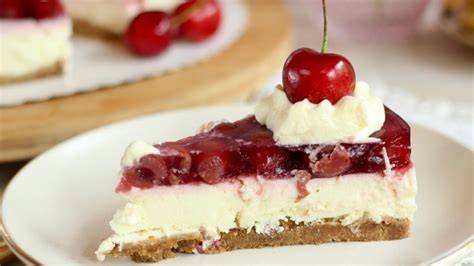 Kirschtorte ohne Backen, Anschnitt mit cremiger Quarkschicht