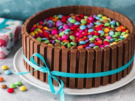 KitKat-Kuchen mit Frischkäsecreme und Schokoladensoße