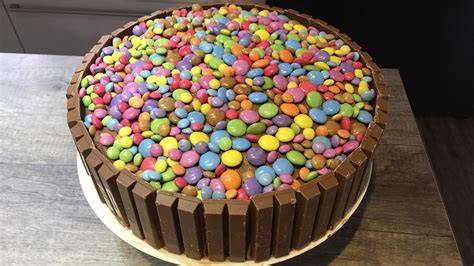 KitKat-Torte mit Smarties oben drauf