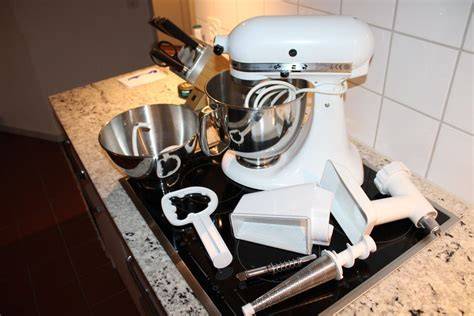 KitchenAid Eismaschine-Zubehör montiert auf Küchenmaschine