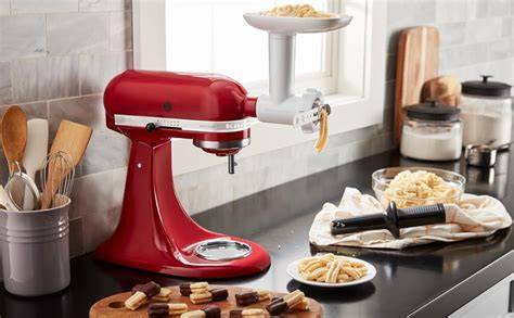 KitchenAid Küchenmaschine mit Zubehör vor einem Zerkleinerer