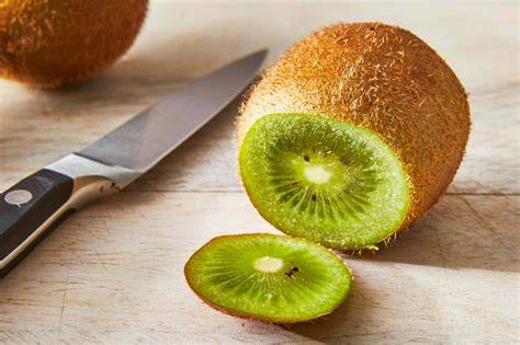 Kiwi aufgeschnitten und Kuchenstück