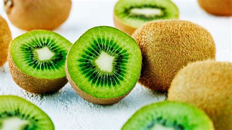 Kiwi mit Schale: Ballaststoffe und Antioxidantien