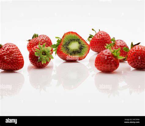 Kiwi und Erdbeeren aufgeschnitten