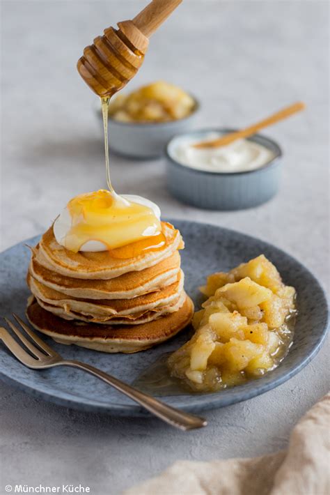 Kiwi-Marmelade serviert auf Brot mit Joghurt und Pancakes
