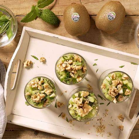Kiwi-Mousse in Dessertgläsern mit frischer Kiwi garniert