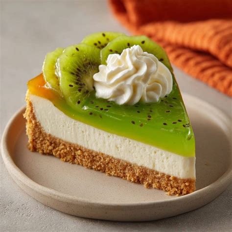 Kiwi-Skyr-Kuchen angeschnitten auf Teller