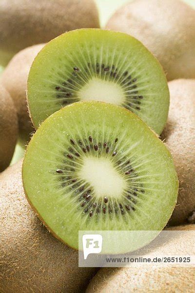 Kiwis aufgeschnitten im Querschnitt