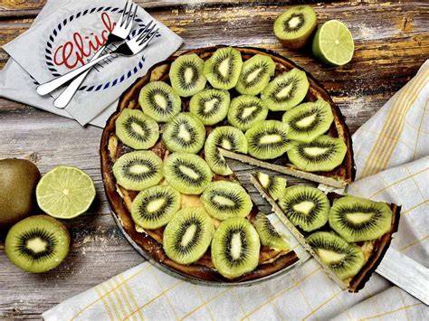 Kiwis und Zutaten für Kiwi Kuchen