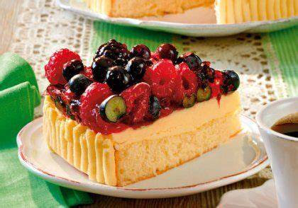 Kiwis-Sternform als Kuchendekoration mit bunten Beeren