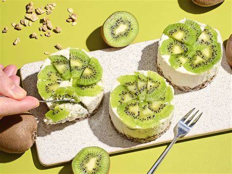 Kiwischeiben als Topping auf Käsekuchen