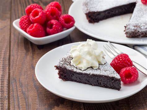Kladdkaka mit Sahne und Himbeeren, schwedische Fika
