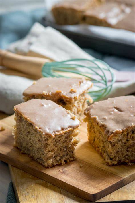 Klassisch gebackener Nusskuchen mit Glasur