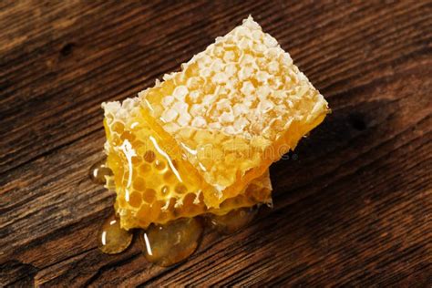 Klassische österreichische Zuckerreinkerl und Honig auf einem Holztisch
