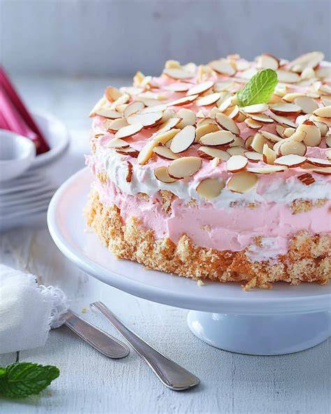 Klassische Almondy Torte mit Mandeln und Sahne