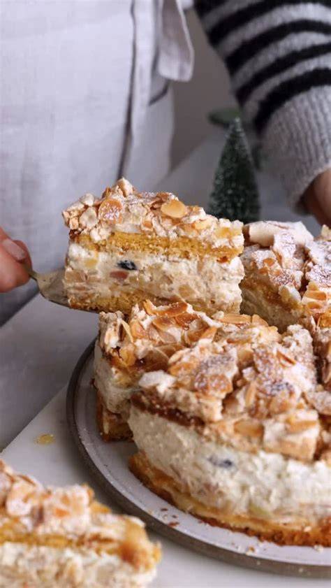 Klassische Apfel-Baiser-Torte in Stücke geschnitten, Detailansicht der Schichten